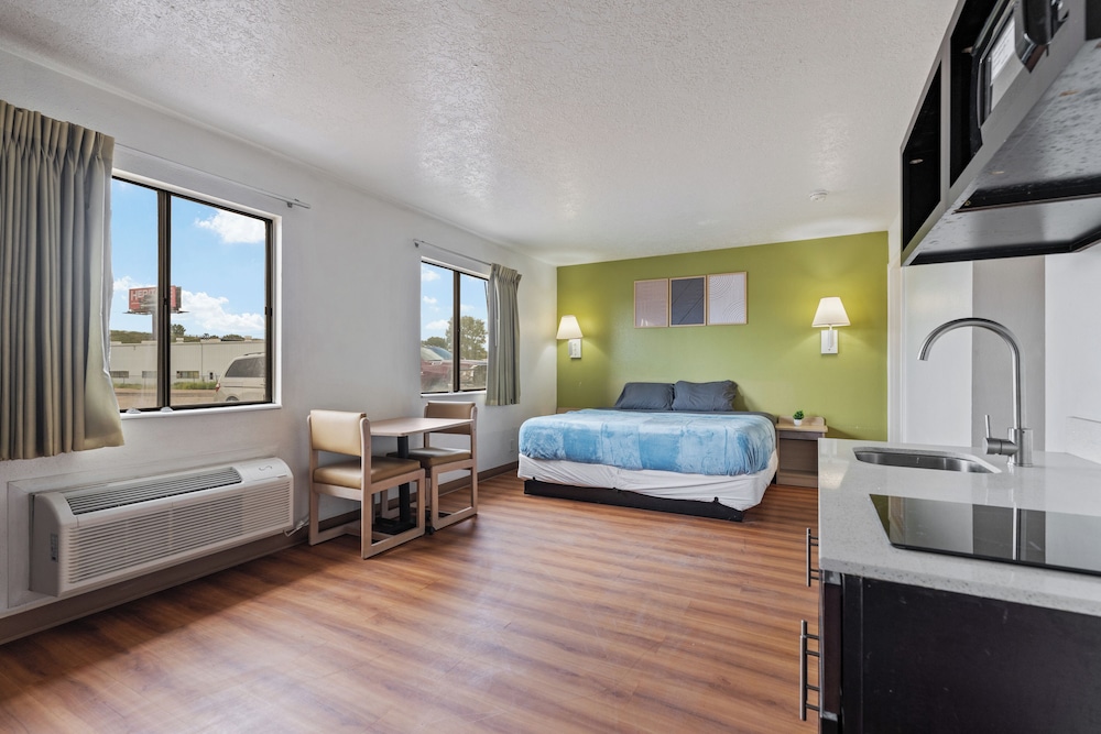 Studio, 1 King Bed, Non Smoking, Kitchenette photo 1
