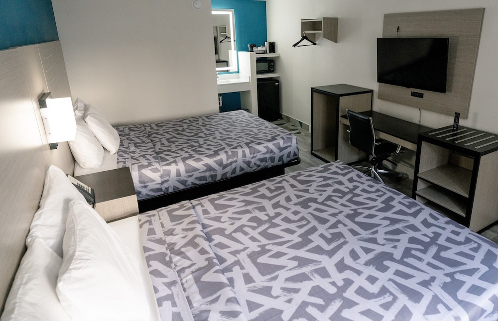 Standard Double Room, 2 Queen Beds, Smoking - Photo 1