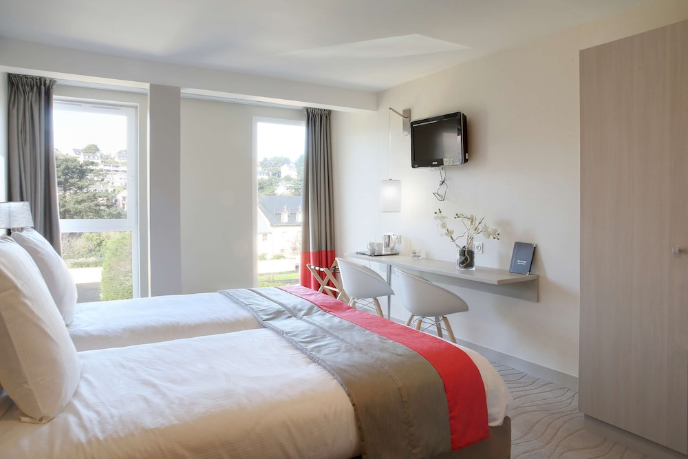 Comfort Room, 1 Queen Bed (Larger Room) - Photo 5