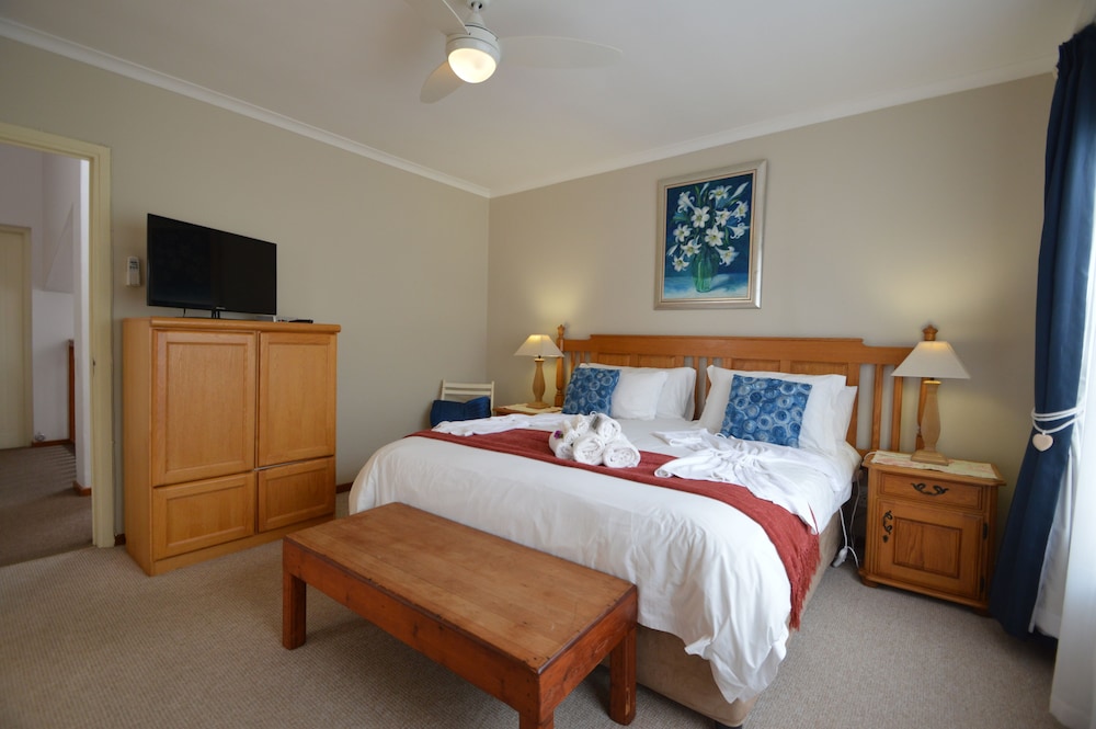 Room (Honeysuckle King or twin, Jacuzzi ) photo 1