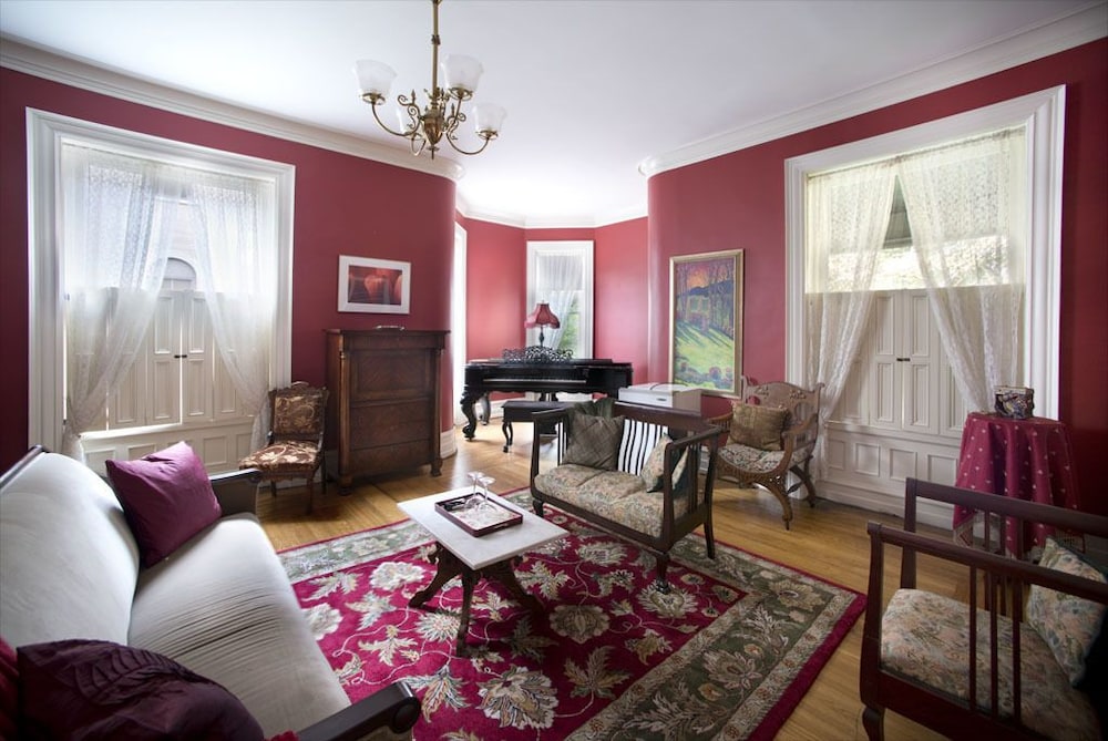 Room 6 - Red Room Suite photo 3