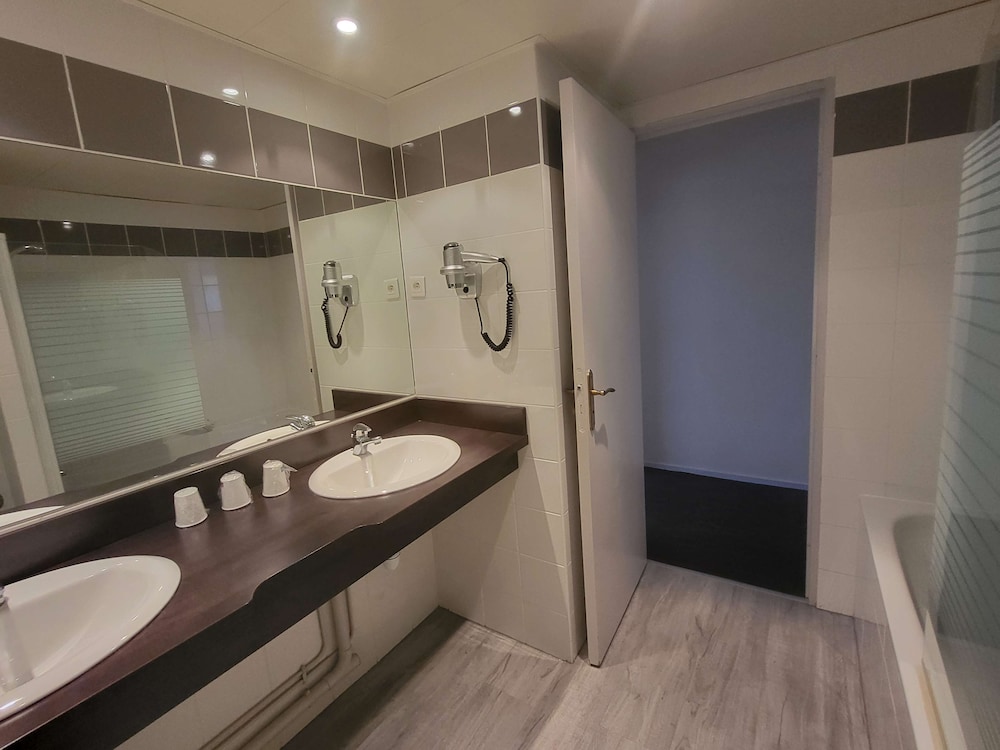 Standard Room, Multiple Beds - Photo 10