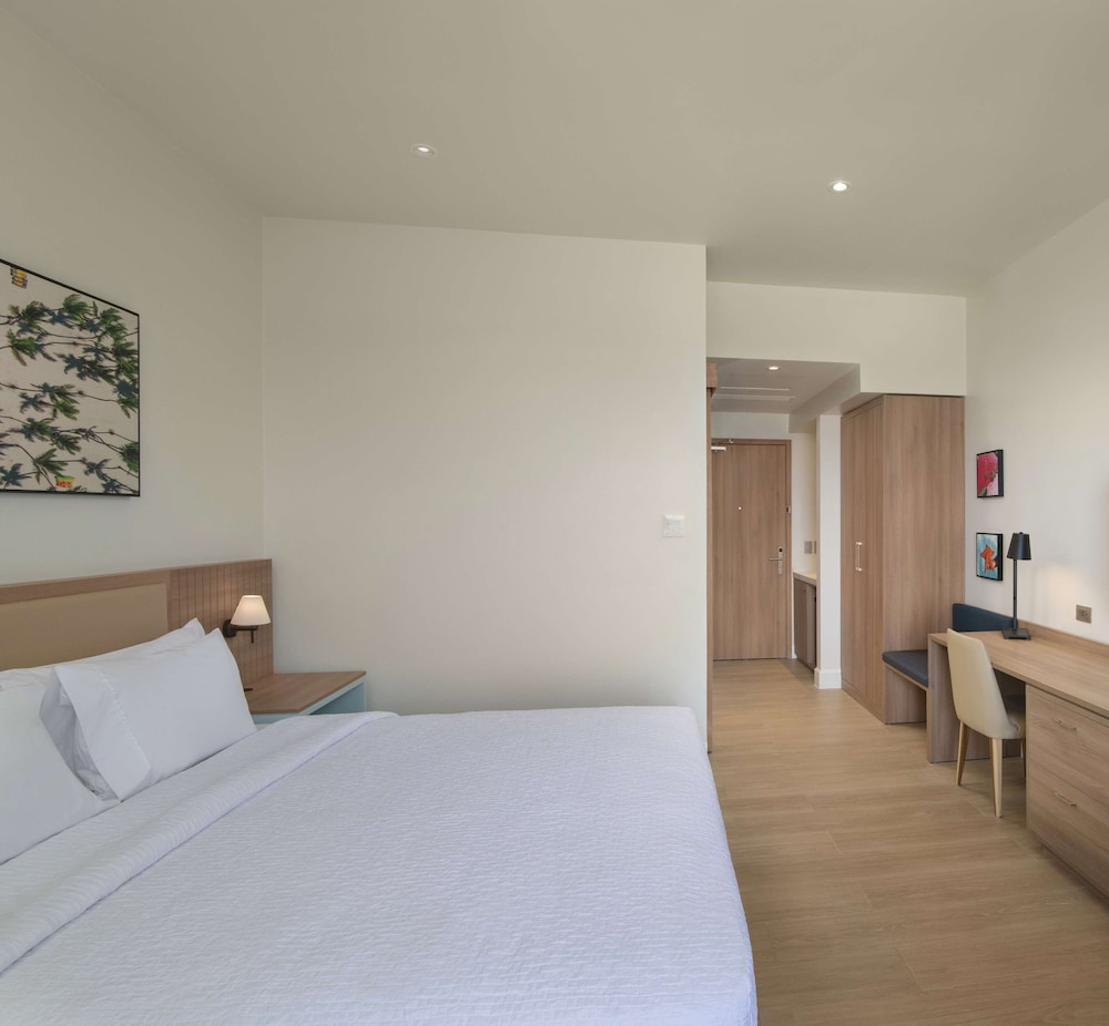 Room, 1 King Bed (Higher Oceanfront View) - Photo 4