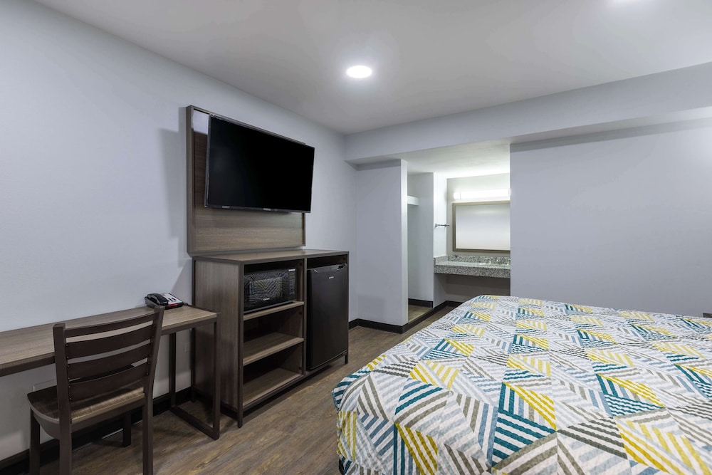 Standard Room, 1 Queen Bed, Non Smoking, Kitchenette