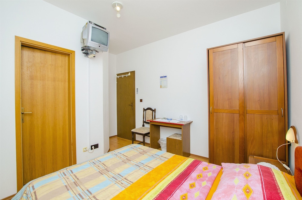 Room (S5)