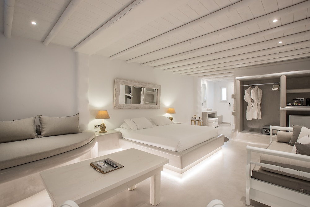 Superior Suite - Photo 8