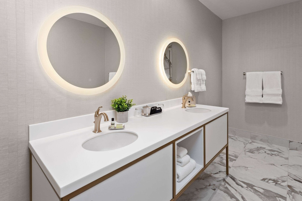 Signature Suite, 1 Queen Bed, Accessible (Mobility, Roll-In Shower, NSMK) - Photo 4