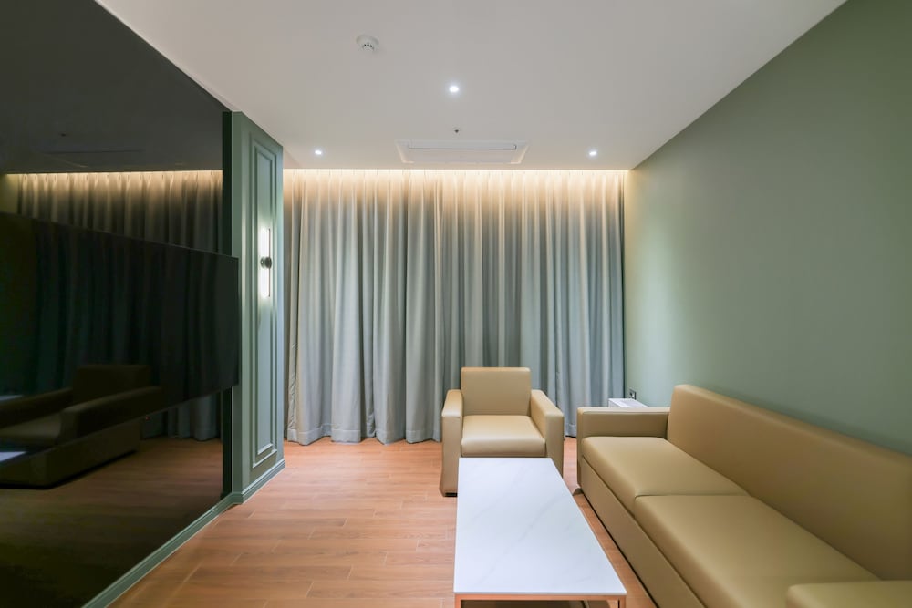 Premier Suite Twin Room - Photo 6