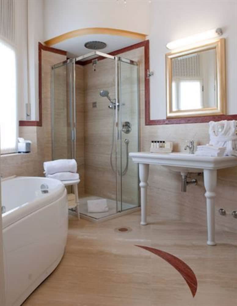 Deluxe Double or Twin Room - Photo 13
