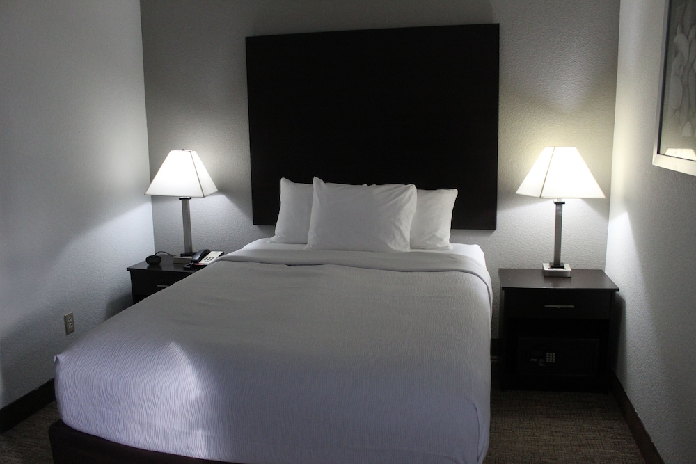 Suite, 1 Queen Bed with Sofa bed, Non Smoking, Kitchenette photo 2