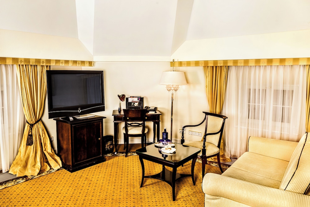 Executive Junior Suite with View to Frauenkirche - Photo 2