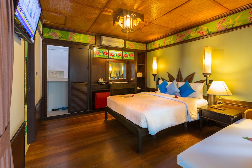 Superior Bungalow - Photo 2