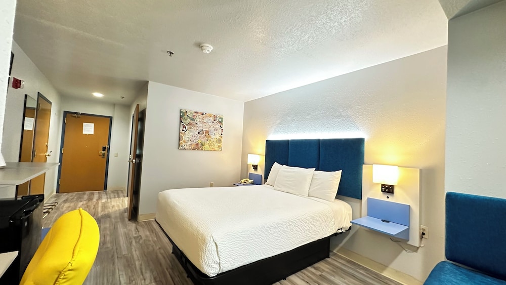 Room, 1 Queen Bed, Accessible, Non Smoking (Mobility Accessible) - Photo 2