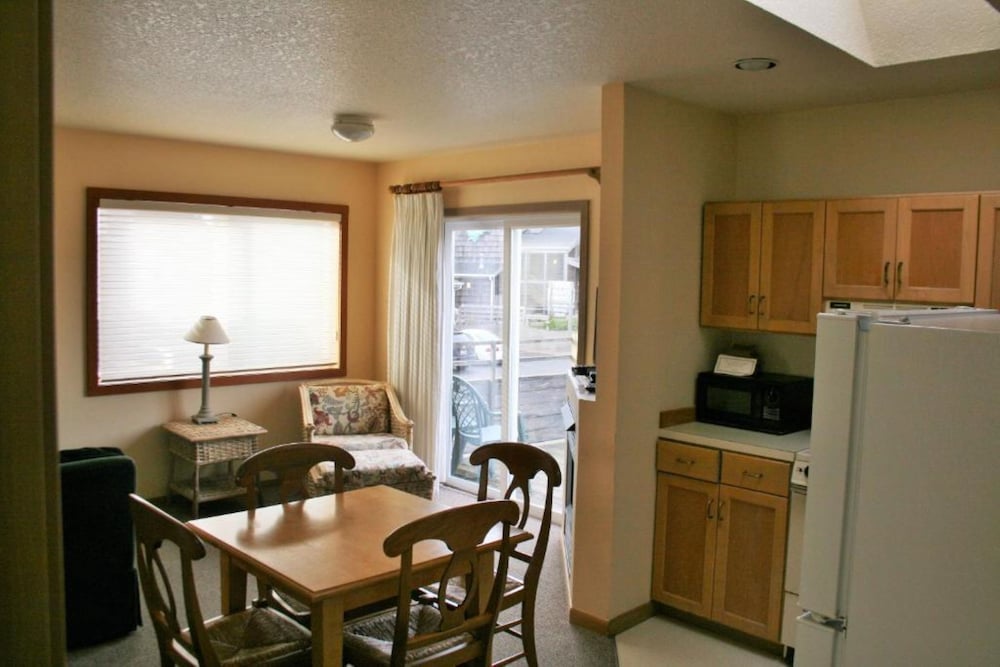 Southwind 2 Bedroom Apartment with limited Ocean View photo 2