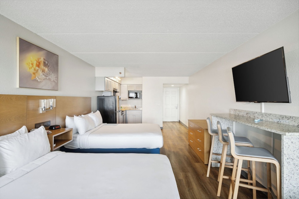 Room, 2 Queen Beds, Kitchen, Beachfront (Walkout, Split Accommodations) - Photo 3