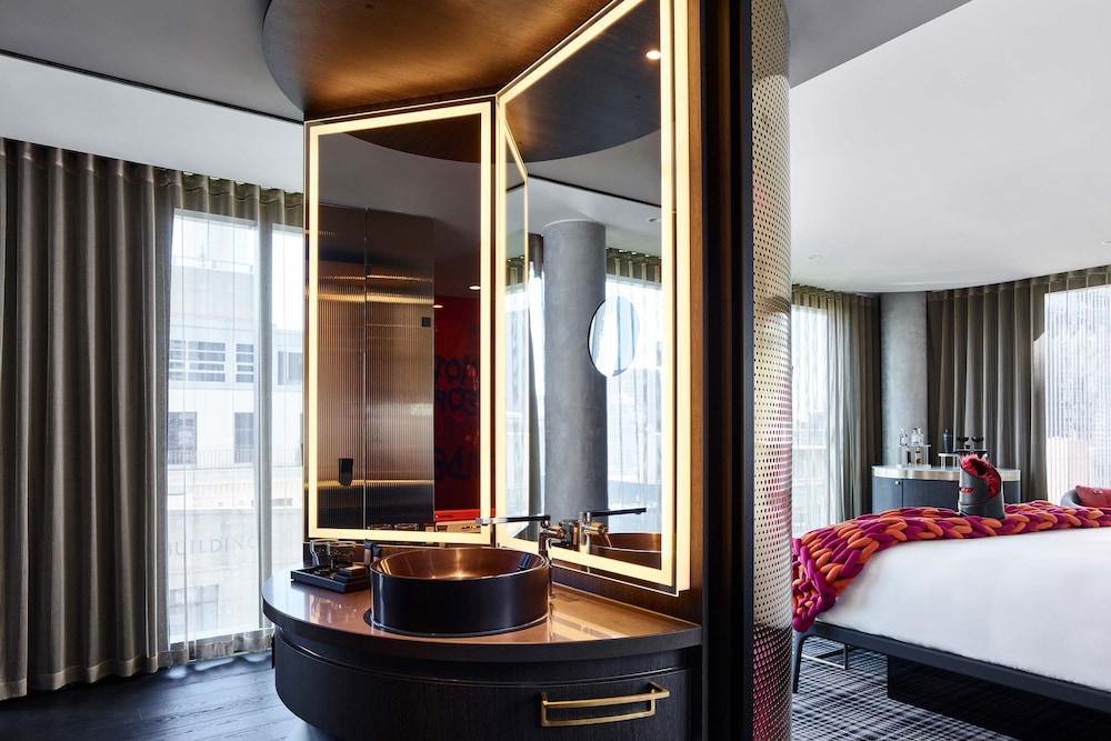Premier Room, 1 King Bed, Non Smoking (Premier Deluxe) thumbnail 5