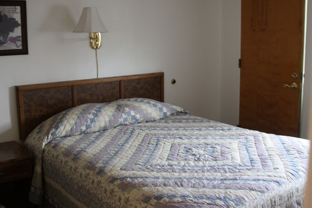 Standard Room, 1 Queen Bed, Garden View photo 3