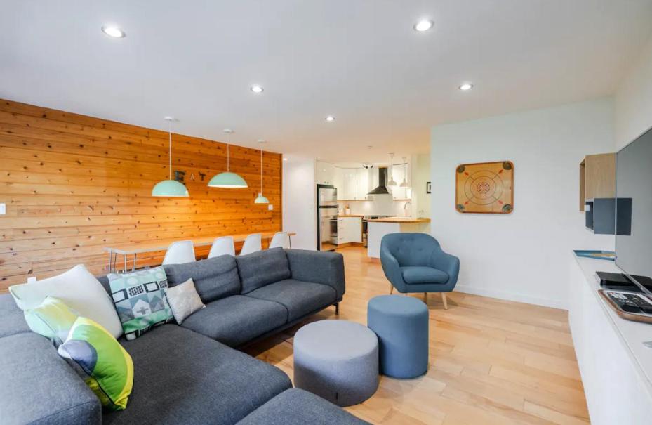 Three-Bedroom Apartment with Mountain View
