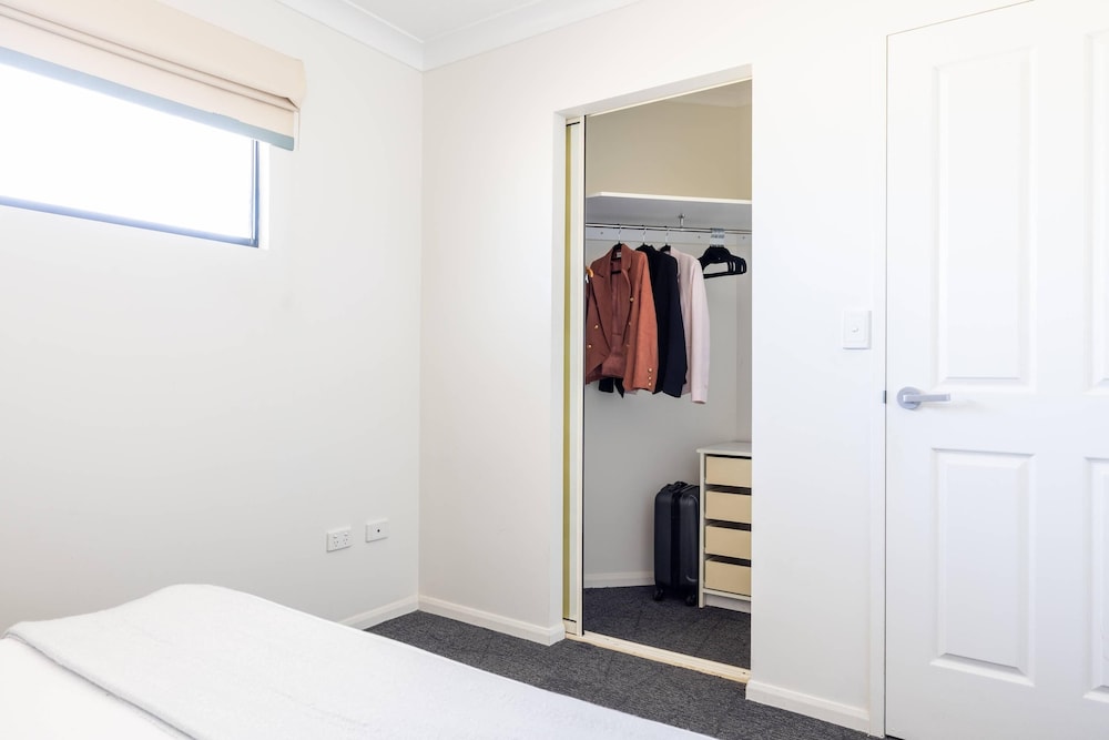Suite, 1 King Bed, Non Smoking (Efficiency) photo 3