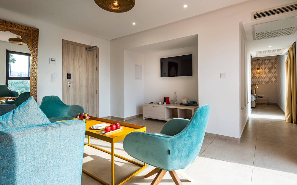 Junior Suite, Hot Tub, Pool View