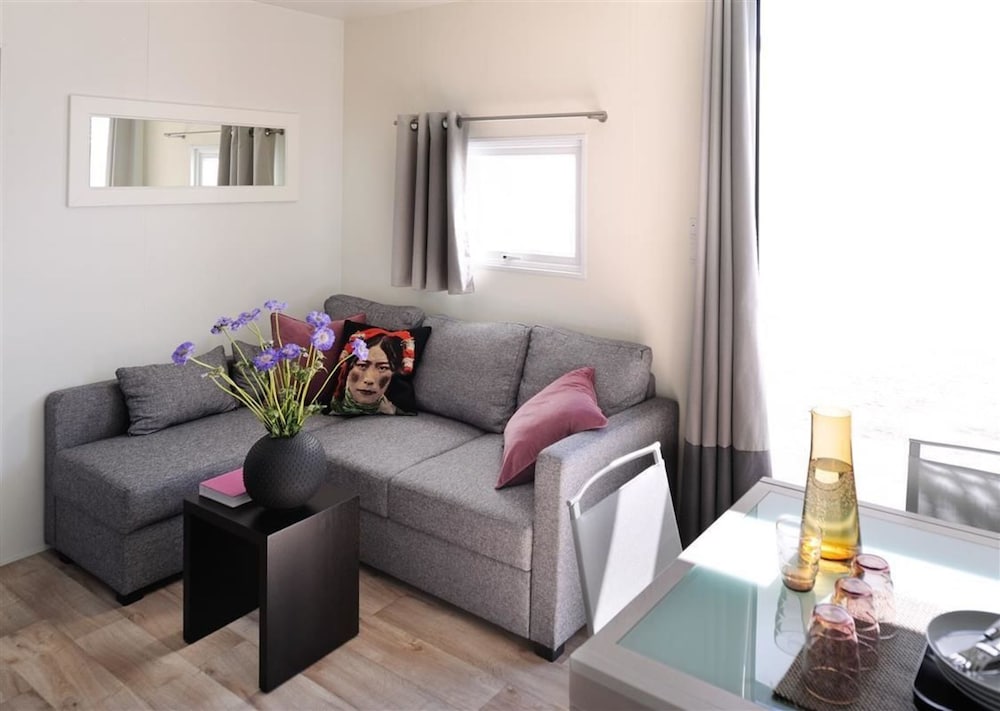 Deluxe Mobile Home, 3 Bedrooms photo 2