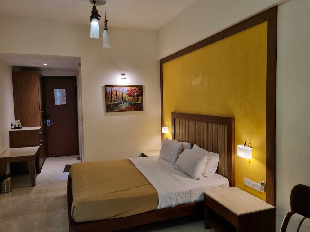 Deluxe King Room - Photo 4