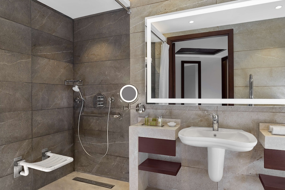 Executive Room, 1 King Bed, Accessible, City View thumbnail 6