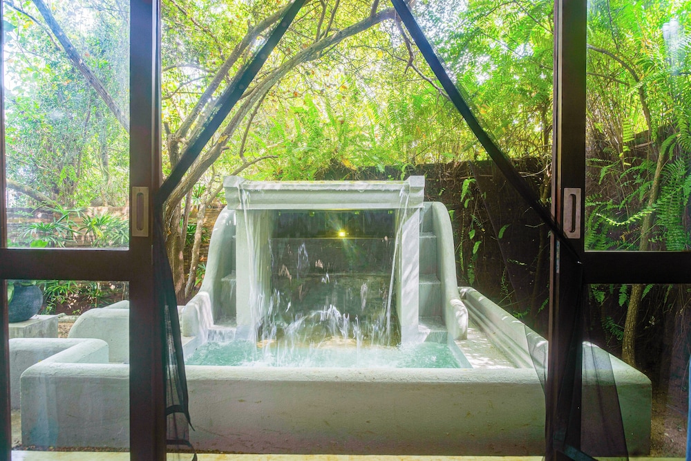 Honeymoon suite with plunge pool photo 2