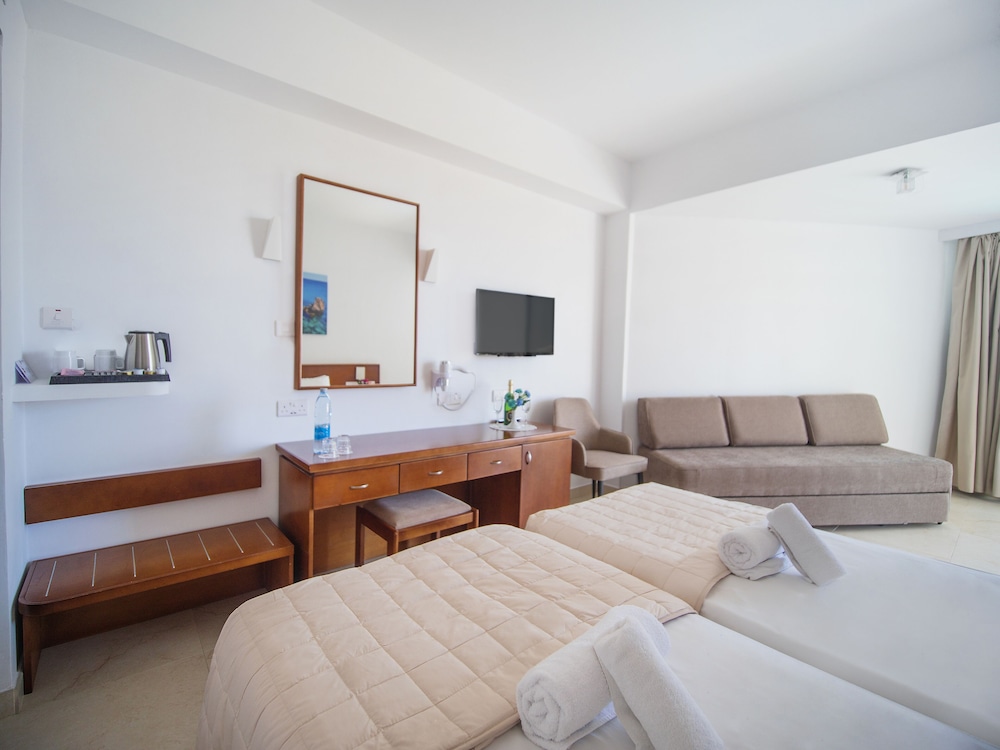 Standard Double or Twin Room, 1 Double or 2 Twin Beds, Balcony, Pool View - Photo 1