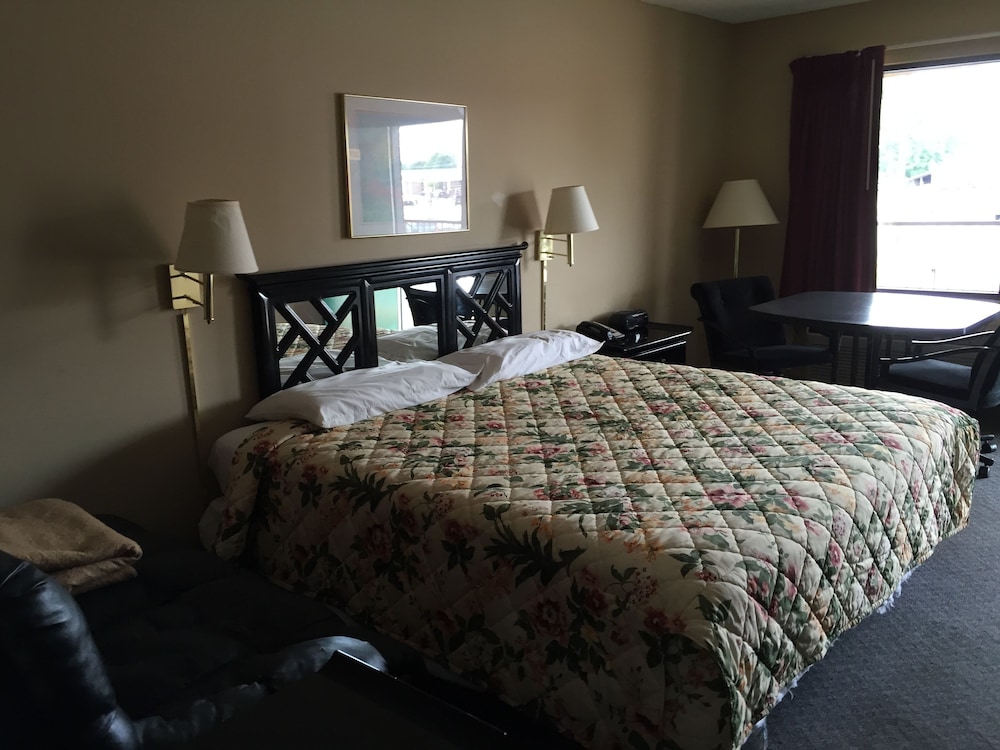 Standard Room, 1 King Bed, Smoking photo 2