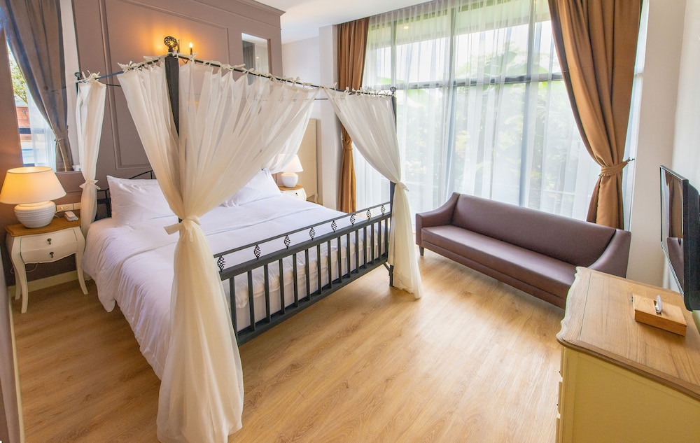 Suite, 1 King Bed photo 2