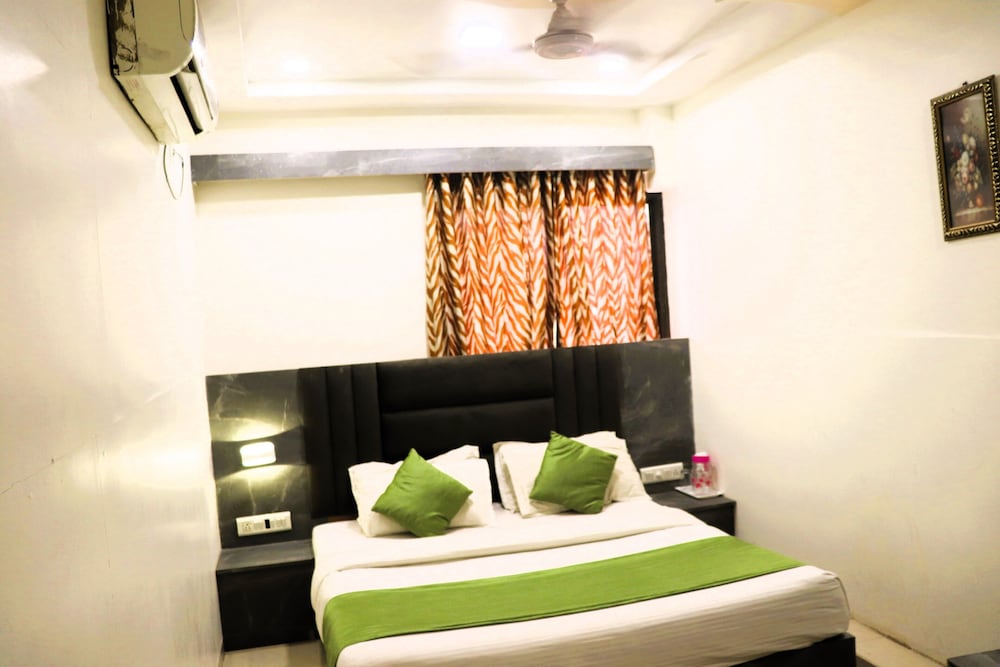 Deluxe Room - Photo 12
