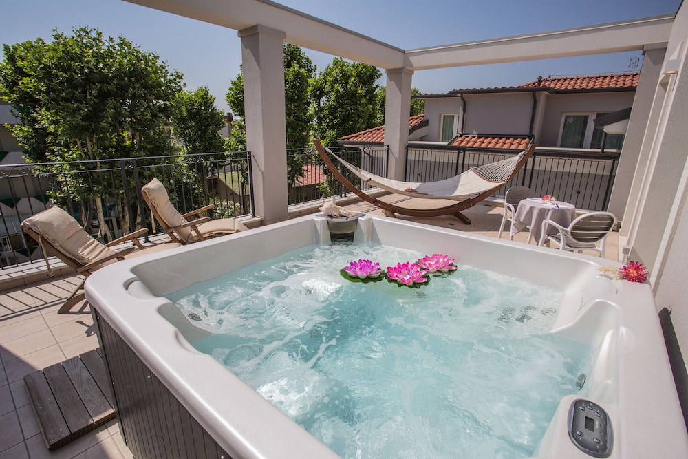 Presidential Suite, Jetted Tub photo 3