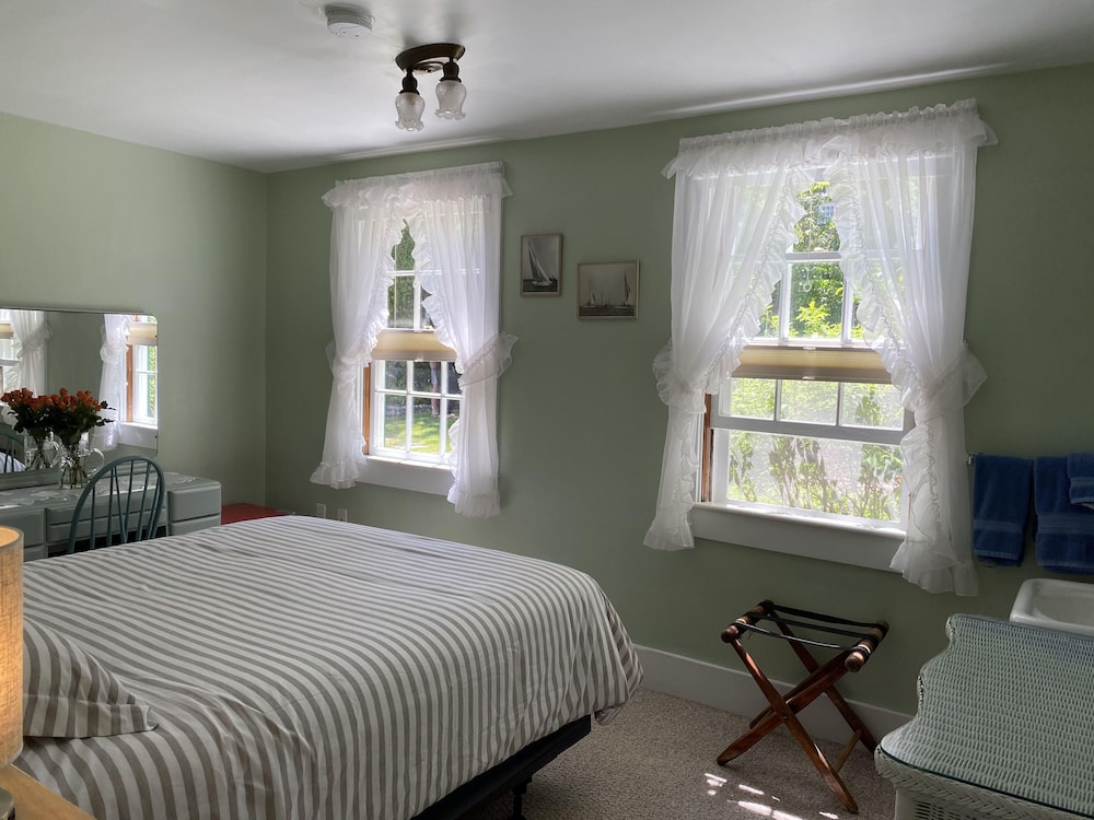 Room, 1 Queen Bed (Shared Bathroom) photo 1