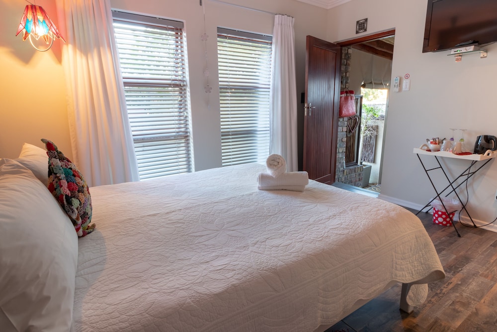 Standard Double Room, 1 Queen Bed (R1) photo 3