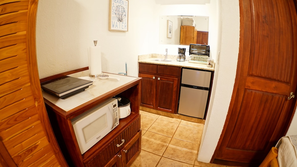 Deluxe Double Room, 2 Queen Beds, Kitchenette, Poolside photo 3
