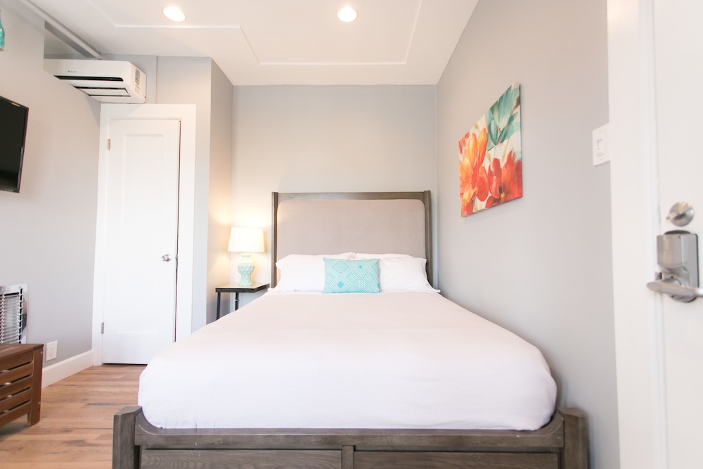 Adorable 1-Bedroom Suite photo 1
