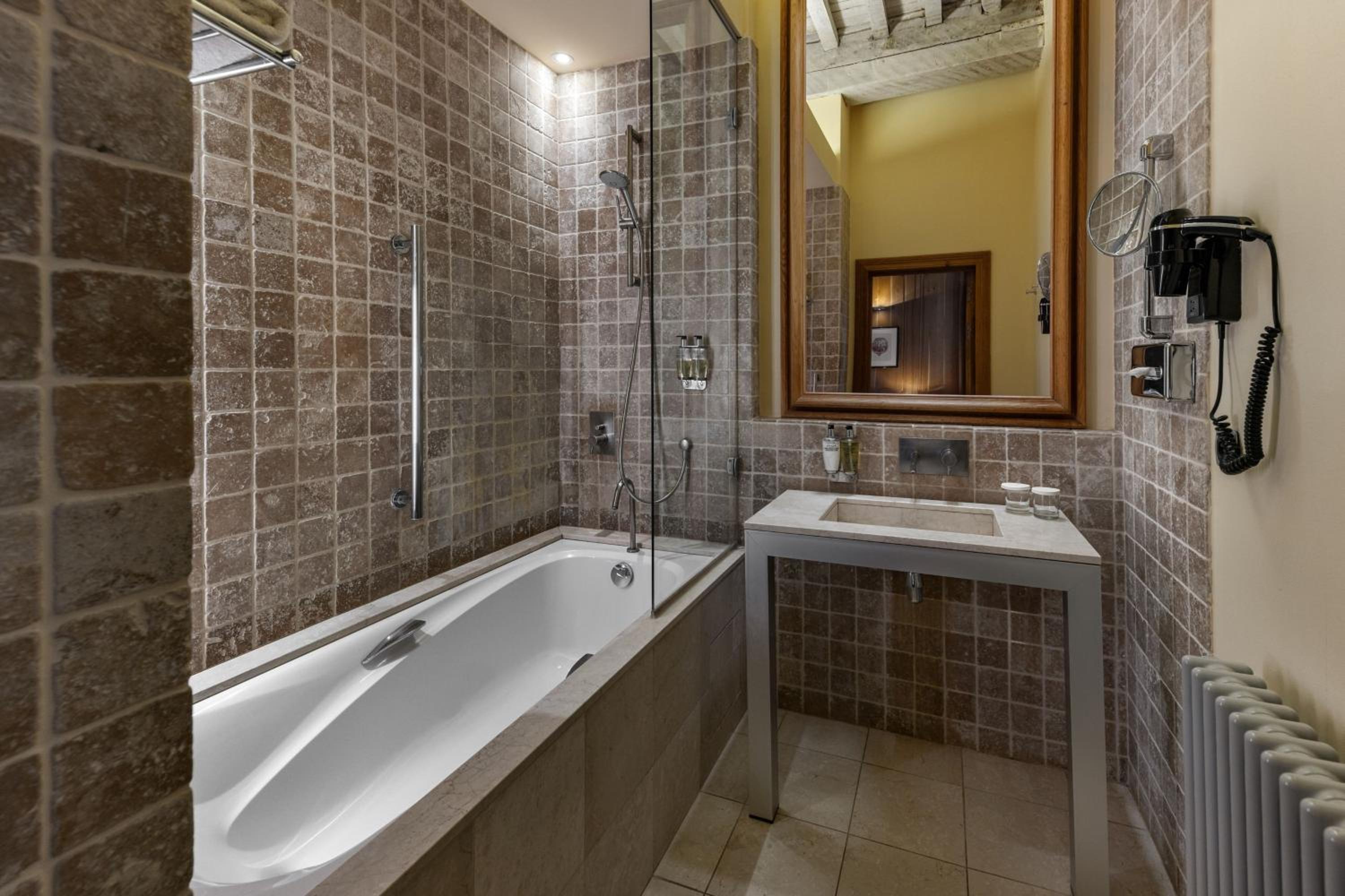Superior Queen Room with 1 queen bed and 1 single bed  photo 2