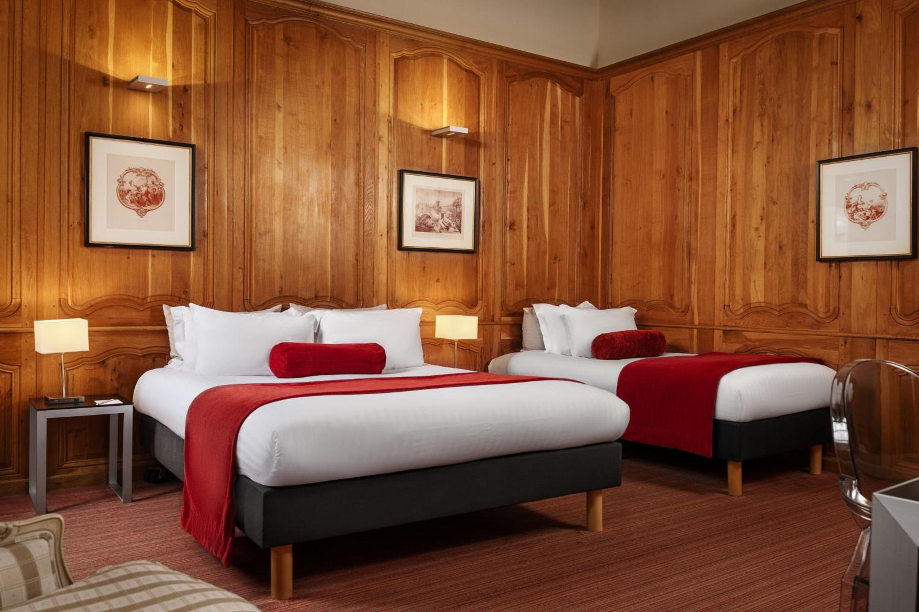 Superior Queen Room with 1 queen bed and 1 single bed  photo 3