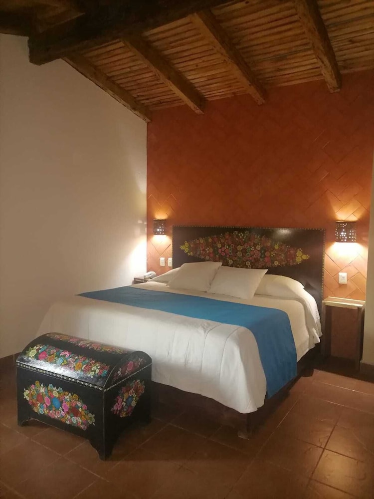 Junior Suite, 1 King Bed - Photo 1