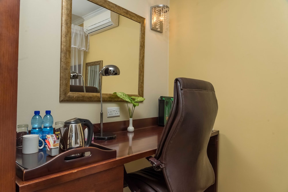 Suite - Photo 1