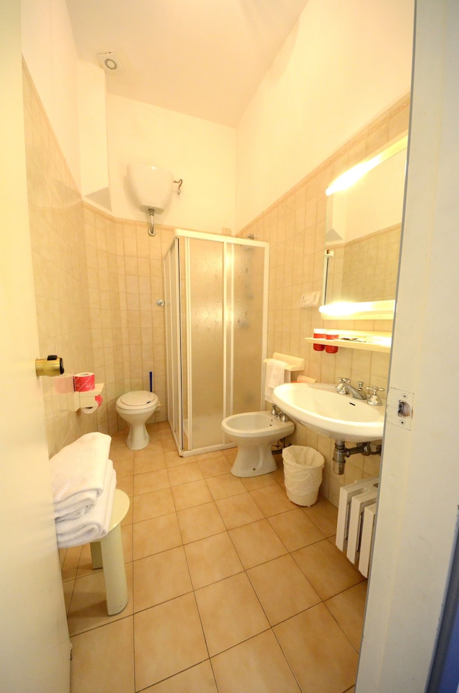 Economy Double or Twin Room (moquette) photo 3