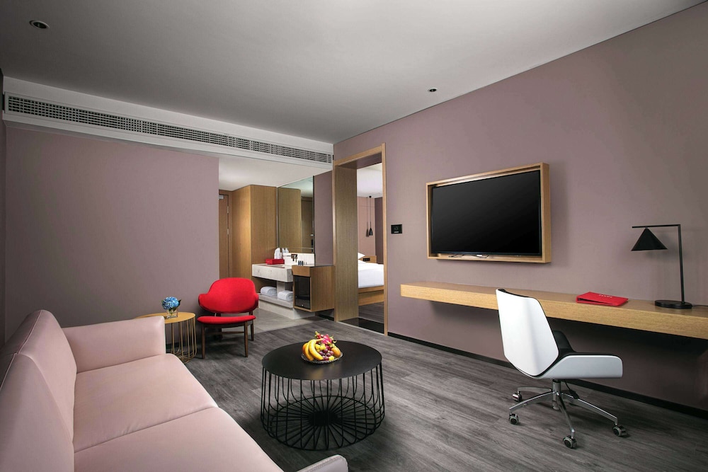 Deluxe Suite, 1 King Bed, Non Smoking photo 3