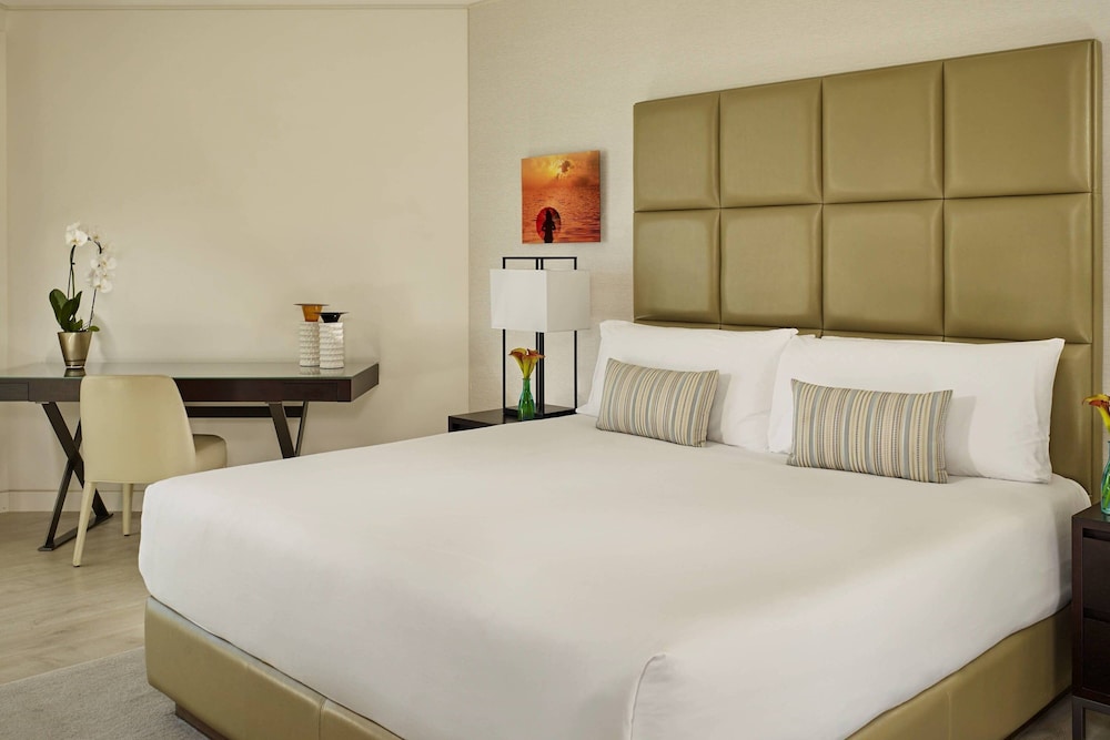 Two Bedroom Suite, 1 Queen & 2 Twin Beds, Sea View