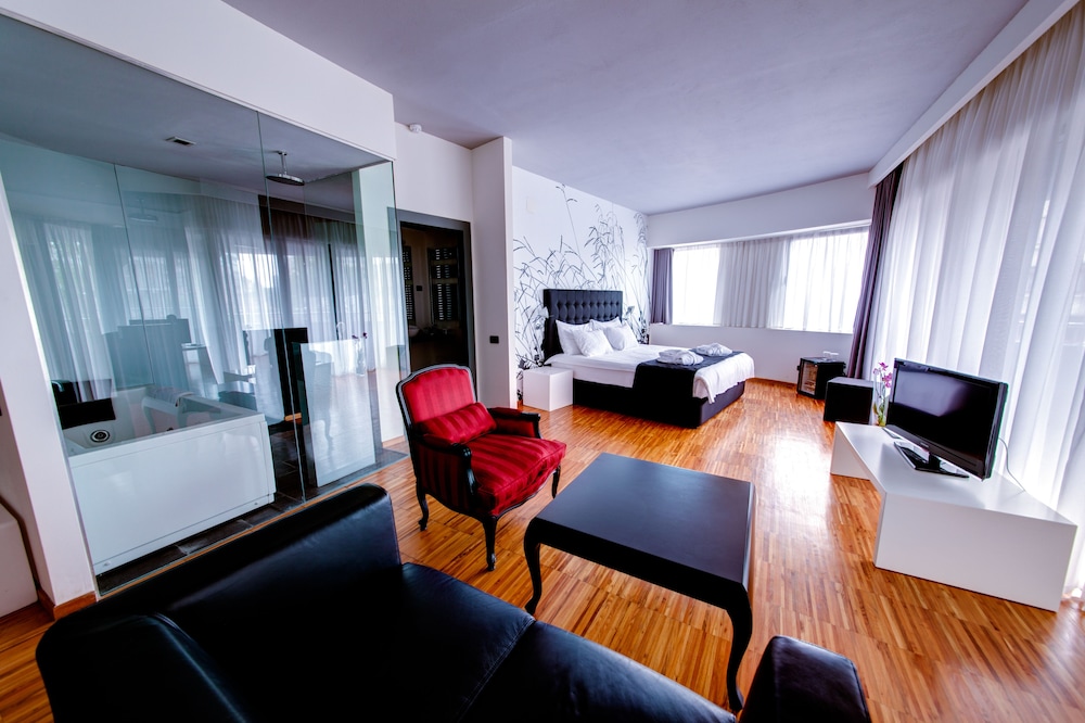 Executive Room - Photo 1