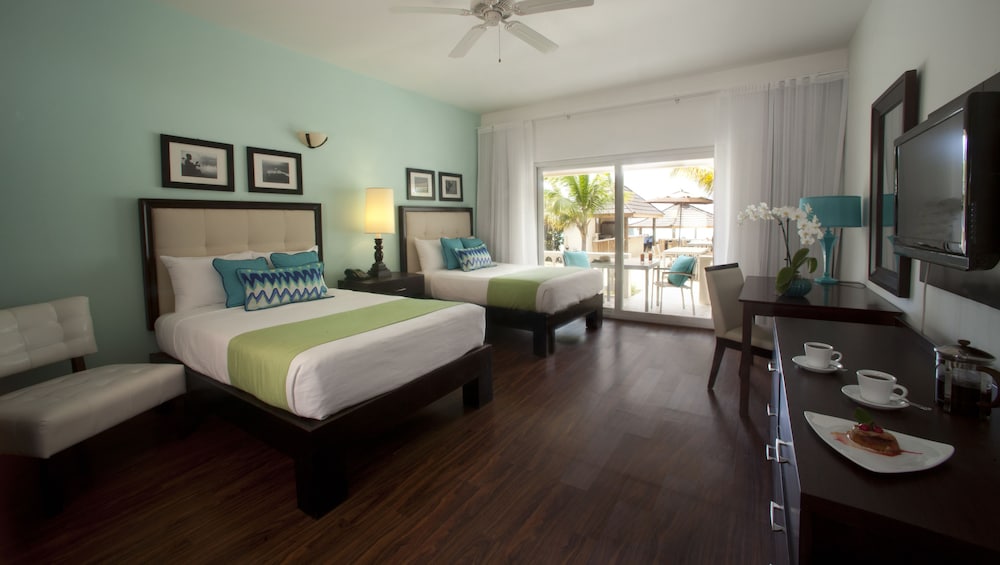 Deluxe Room, 1 King Bed, Non Smoking, Ocean View - Photo 4