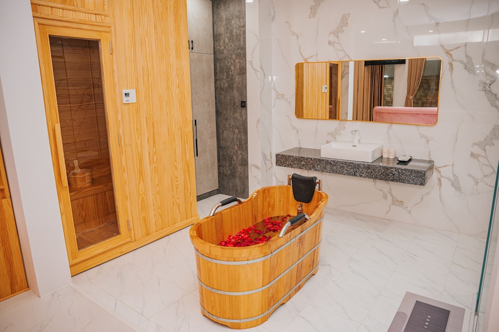 Family Suite - Pool View - Photo 10