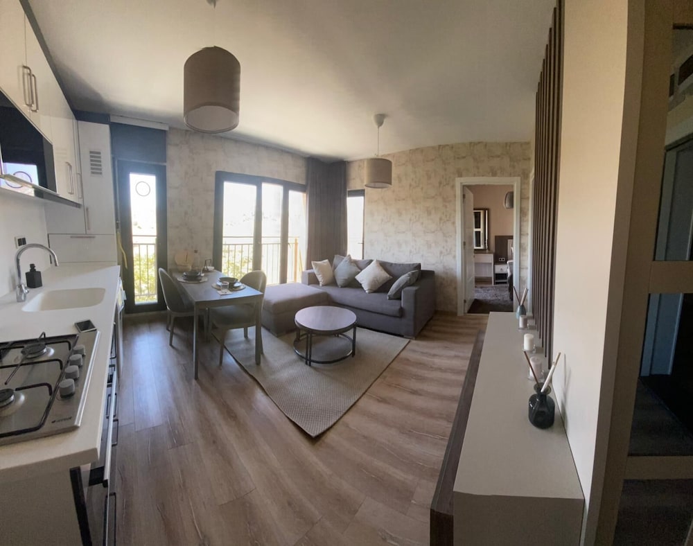 Executive Apartment, Hill View