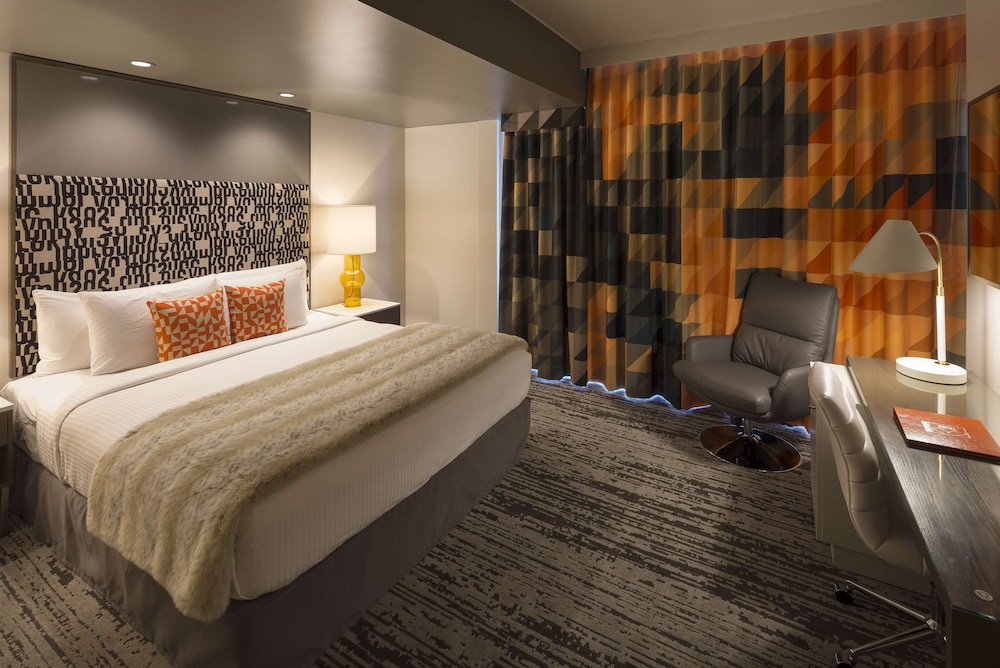 Standard Room, 1 King Bed, Non Smoking (Walk-in Shower) - Photo 1