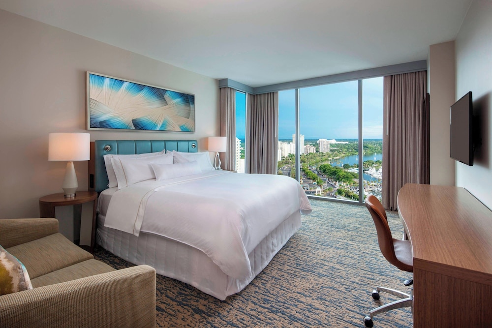 Premium Room, 1 King Bed, Balcony, Marina View